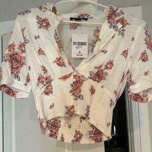 Sweet floral cropped top never worn tags on